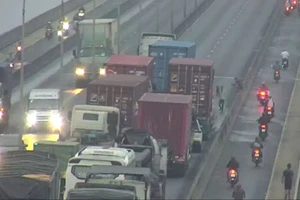 1 chiếc xe chết máy trên cầu Phú Mỹ, cả khu vực Mỹ Thủy ùn ứ