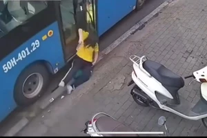 Hành khách kẹt balo khi xuống xe buýt, đình chỉ ngay tài xế