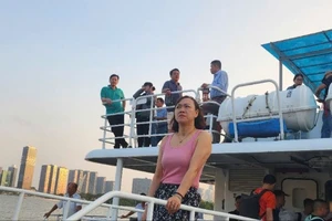 Những vị khách đầu tiên xuất bến tàu cao tốc TP.HCM - Côn Đảo