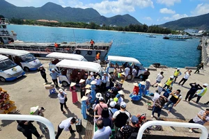 Tàu cao tốc TP.HCM - Côn Đảo vừa chạy đã tạm ngưng vì thời tiết xấu