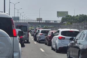 Các phương tiện đang ùn ùn về cao tốc TP.HCM - Long Thành - Dầu Giây sau kỳ nghỉ lễ