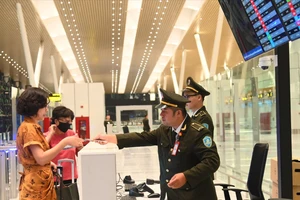 Hình ảnh những vị khách đầu tiên được trải nghiệm Nhà ga T3 sân bay Tân Sơn Nhất