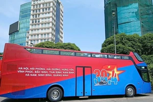 Xe buýt tại TP.HCM đồng loạt treo cờ Tổ quốc chào mừng Lễ 30-4