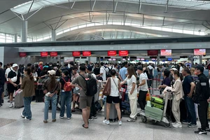 Tân Sơn Nhất đón số chuyến bay kỷ lục dịp lễ 30-4, hành khách cần chú ý đi lại giữa các nhà ga