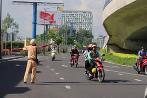 Người dân lúng túng khi di chuyển vào Nhà ga T3, có người chạy ngược chiều