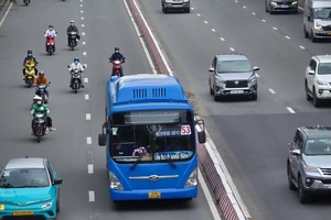 Miễn vé cho khách đi xe buýt thanh toán không tiền mặt trong ngày 16-6