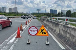 Tháo dỡ dải phân cách cứng trên đường nối cao tốc TP.HCM - Long Thành - Dầu Giây