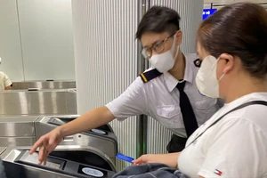 Ngày đầu bán vé tự động metro số 1, hành khách mua còn ít