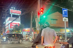 Mũi tên màu xanh cho phép rẽ phải, ô tô có được đi không?