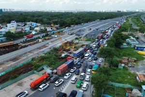 Kẹt xe kéo dài trên cao tốc TP.HCM - Long Thành - Dầu Giây ở cả hai chiều