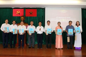 Sở Xây dựng TP.HCM trao quyết định nghỉ hưu trước tuổi cho cán bộ, người lao động