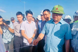 Bộ trưởng Bộ Xây dựng đốc thúc tiến độ dự án Vành đai 3 TP.HCM