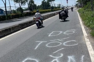 Người dân có được viết cảnh báo 'có bắn tốc độ' dưới lòng đường?
