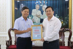 Điện lực TP.HCM hỗ trợ 300 triệu đồng khắc phục hậu quả bão số 10