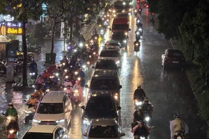 TP.HCM: Đang ùn ứ kéo dài trên đường song hành Võ Nguyên Giáp, người dân chật vật di chuyển trong mưa