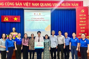 EVNHCMC 'Thắp sáng niềm tin' đến trường cho học sinh hiếu học 