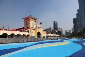 Ý nghĩa họa tiết sóng nước nổi bật trước chợ Bến Thành