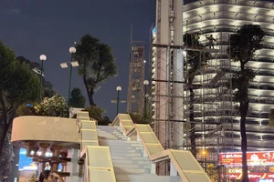 Cầu thang ở Hồ Con Rùa đã được sơn lại