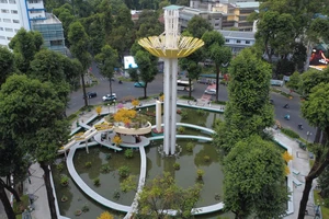 Người dân ‘check in’ Hồ Con Rùa sau khi được chỉnh trang