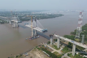 Hàng trăm công nhân thi công cầu Phước Khánh xuyên Tết, dự kiến tháng 5 hợp long 