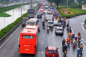 Người dân rời TP.HCM về quê ăn Tết, cửa ngõ phía Tây ùn ứ