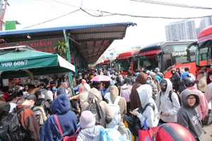 Bến xe Miền Tây chật kín khách từ nhà chờ, quầy vé ra tới cổng 