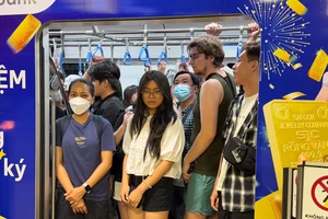 TP.HCM: Người dân nô nức đi metro số 1 dịp đầu năm mới