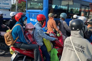 Người dân lỉnh kỉnh đồ đạc trở lại TP.HCM