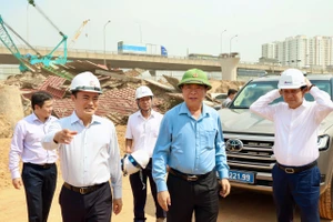 Bộ trưởng Bộ Xây dựng thị sát dự án trọng điểm tại TP.HCM