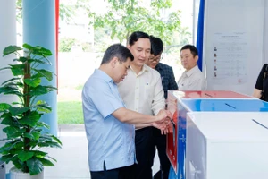 Phó Chủ tịch HĐND TP.HCM Nguyễn Văn Dũng kiểm tra công tác bầu cử tại Thủ Đức