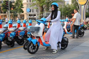 Người dân thích thú trải nghiệm xe đạp điện công cộng