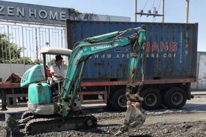 Đổ đá để xóa ổ voi, ổ gà trên đường Bến Nghé