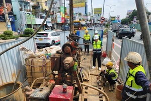 Thực hiện mũi khoan sâu hơn 100 m để khảo sát địa chất dọc tuyến metro số 2
