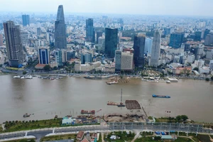 Cầu đi bộ qua sông Sài Gòn tăng tốc để hoàn thành vào dịp lễ Quốc khánh 