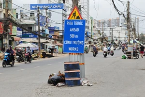  200 trụ điện nằm giữa đường, chủ đầu tư bọc phản quang, gắn biển cảnh báo để bảo đảm an toàn