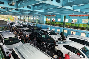 Lượng khách qua Cần Giờ tăng cao, Phà Bình Khánh ùn ứ