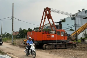 Máy móc thi công rầm rộ trên công trường đoạn 3 Vành đai 2