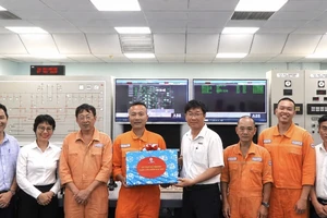 Nhiệt điện Phú Mỹ tặng quà người lao động