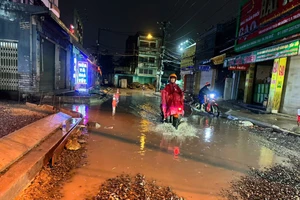 Mưa gây ngập một số tuyến đường phía Đông TP.HCM, khu vực chợ Thủ Đức thoát nước nhanh