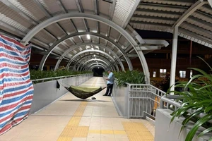 Hết giờ metro chạy, người dân có được lên cầu bộ hành?