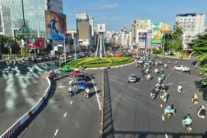 Ngày đầu phân luồng giao thông tại vòng xoay Điện Biên Phủ - Nguyễn Bỉnh Khiêm