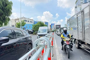 TP.HCM: Lắp dải phân cách tự động bằng năng lượng mặt trời tại 'điểm nóng' Cộng Hòa