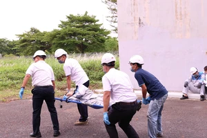 Diễn tập xử lý sự cố rò rỉ khí clo tại Nhà máy nước Thủ Đức 3