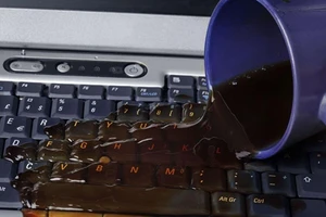 Vô tình đổ nước lên laptop, cần phải làm gì? 