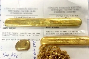 Một số miếng vàng “rởm” đã qua mặt được các chủ cửa hàng vàng bạc.