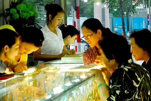 Giá vàng thế giới lao dốc thẳng đứng