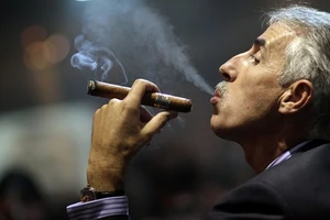 Mang 20 điếu xì gà cũng phải... đóng thuế?
