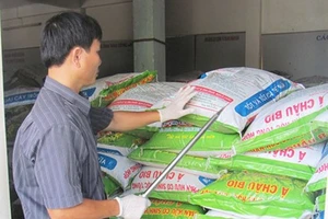 Dẹp phân bón sản xuất bằng công nghệ… cuốc xẻng
