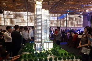 Siết chặt vay tiền tiêu dùng nhưng đổ vào nhà, đất