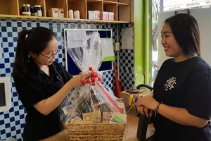 Hàng lạ, phong thủy… ‘lên hương’ trong ngày Tết